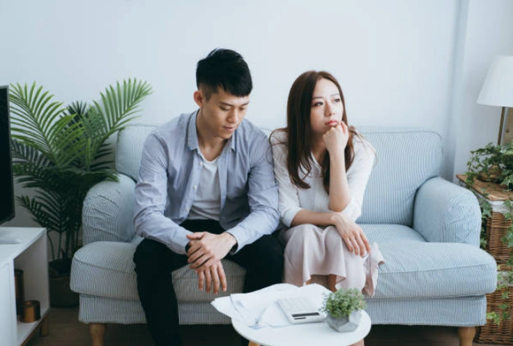 Vo muon tiet kiem de sinh con, chong doi danh tien de dau tu