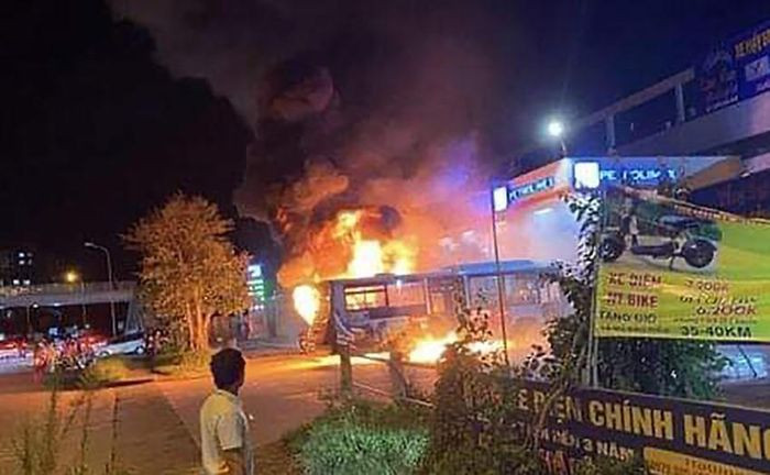 Ha Noi: Xe buyt boc chay ngun ngut tai tram xang trong dem