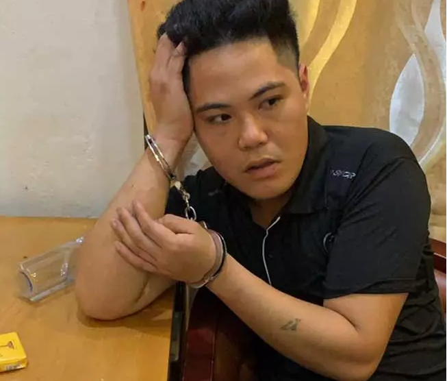 Tuy nhiên, gia đình cho biết Thắng hiện đi làm tại Móng Cái, Quảng Ninh. Ngay lập tức, một tổ công tác nhận lệnh lên đường. Một cuộc “đuổi hình bắt bóng” theo lộ trình zíc-zắc của Thắng hòng trốn chạy lực lượng Công an: Bến xe Niệm Nghĩa-Hà Nội-Bến xe Lạc Long-Móng Cái... khiến trinh sát mệt nhoài, mãi đến thành phố Quảng Yên, Quảng Ninh thì mới “tóm” được hắn về để làm việc. 