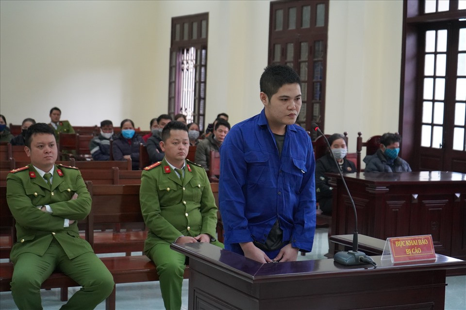 Ngay lúc đó, Thắng tiến về phía giường một tay khống chế cháu M., tay kia cầm kéo đâm liên tục nhiều nhát vào nhiều vị trí trên người cháu M.. Đang lúc gây tội ác man rợ, Thắng nghe thấy tiếng ô tô ông S. về nên vội vàng cầm kéo, lấy điện thoại của cháu M. rồi chạy ra ngoài theo lối đã vào. Chạy về đầm cá của gia đình, hắn vứt điện thoại ở chỗ vườn chuối, ném kéo xuống ao, sau đó lội theo mương ao về đầm của gia đình ngủ đến sáng hôm sau tỉnh dậy bỏ trốn… Ngày 21/1/2022, Thắng bị TAND TP Hải Phòng tuyên tử hình. Về trách nhiệm dân sự, bị cáo bồi thường gia đình bị hại 388,9 triệu đồng.