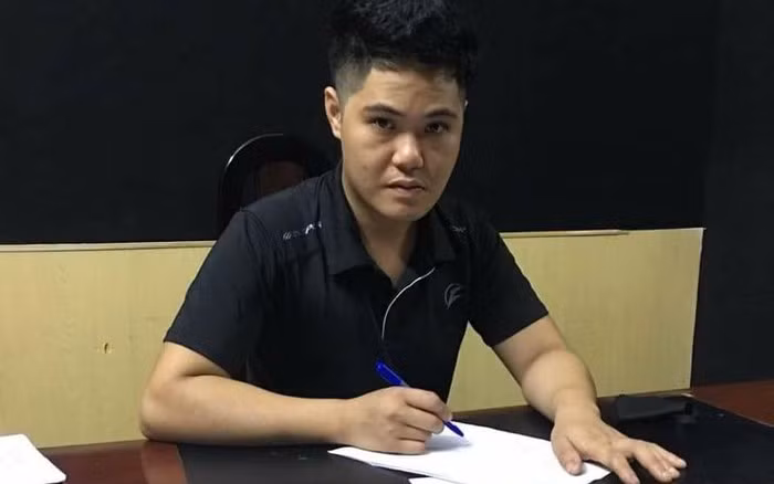 Tại Cơ quan Công an, Thắng khai nhận: Chiều tối 25/3/2020 do cãi nhau với vợ, Thắng đi xe máy đến khu vực cầu Nguyệt mua ma túy đá về chòi ở đầm cá của gia đình sử dụng. Đến khoảng 21h cùng ngày, hắn thấy cháu M.M. đi xe máy một mình về nhà. Sau đó, Thắng đi qua cầu bê-tông vào đường cạnh nhà ông S., trèo qua tường có dây thép gai ở sau nhà vệ sinh vào trong vườn. Từ đây, hắn đi men qua gốc me vào cửa phụ, lúc này mở 1 cánh. Vào trong nhà, Thắng lấy 1 cây kéo bằng kim loại dài khoảng 30cm ở trên kệ rồi đi vào chỗ giường ngủ thì thấy cháu M. đang nằm trên giường sử dụng điện thoại. 