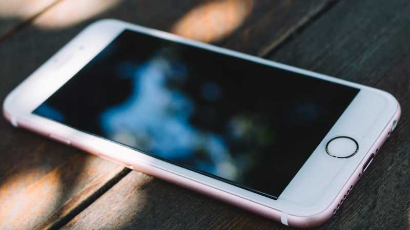 Từ những thông tin mới thu thập về đối tượng nghi vấn, đánh giá về hướng di chuyển của Thắng sau khi vụ án xảy ra có thể về khu đầm nhà hắn, Ban Chuyên án đã chỉ đạo lực lượng khoanh vùng và truy tìm. Kết quả: phát hiện và thu giữ tại khu vực này chiếc ĐTDĐ của nạn nhân P.T.M.M.. Căn cứ tài liệu điều tra, ngày 27/3/2020, Ban Chuyên án 203G đã ra quyết định phá án, ra Lệnh giữ người trong trường hợp khẩn cấp đối với Nguyễn Sỹ Thắng. (Ảnh minh họa, nguồn Internet) 