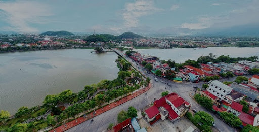 Trong vụ án này, các trinh sát được biết: Cháu M. thân thiết với một bạn học tên T. Gia đình đã nhiều lần ngăn cấm vì tuổi của hai cháu đều còn nhỏ. T. khi được cơ quan Công an mời làm việc cũng thừa nhận tình cảm thân thiết. Chiều tối trước khi xảy ra vụ trọng án, M. còn đi xe máy đến cùng T. lên khu vực thị trấn Núi Đối chơi, rồi cả hai về lại nhà M.. Đến 21h cùng ngày, M. đi xe máy đưa T. về nhà, còn sau đó mọi sự thế nào T. không biết. (Ảnh minh họa, nguồn Internet) 