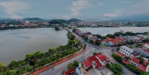 Trong vụ án này, các trinh sát được biết: Cháu M. thân thiết với một bạn học tên T. Gia đình đã nhiều lần ngăn cấm vì tuổi của hai cháu đều còn nhỏ. T. khi được cơ quan Công an mời làm việc cũng thừa nhận tình cảm thân thiết. Chiều tối trước khi xảy ra vụ trọng án, M. còn đi xe máy đến cùng T. lên khu vực thị trấn Núi Đối chơi, rồi cả hai về lại nhà M.. Đến 21h cùng ngày, M. đi xe máy đưa T. về nhà, còn sau đó mọi sự thế nào T. không biết. (Ảnh minh họa, nguồn Internet) 