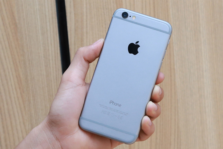 Nhà ông S. ở trong khu vực như ô bàn cờ, phía trước là cánh đồng và có nhiều trang trại. Khu nhà có 3 cổng vào, nhưng theo phản ánh của ông S. khi sự việc xảy ra đều khóa kín. Hiện trường vương vãi nhiều dấu máu song không để lại một dấu vết lạ. Chỗ nhà vệ sinh có lối đi nhỏ ra khu vực tường bao phía Đông Bắc có để lại vết chân rất mờ và có dấu máu, nghi vị trí thoát thân của thủ phạm. Thường ngày M. sử dụng 1 ĐTDĐ nhãn hiệu Iphone 6 màu bạc và Facebook có nick name “M. M.”, như sau khi vụ án xảy ra thì không thấy chiếc điện thoại đó đâu nữa. (Ảnh minh họa, nguồn Internet) 