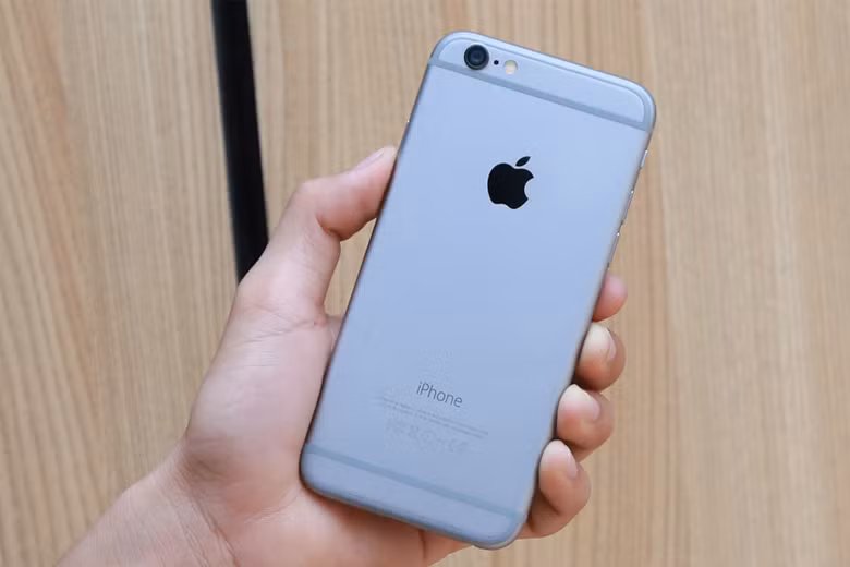 Nhà ông S. ở trong khu vực như ô bàn cờ, phía trước là cánh đồng và có nhiều trang trại. Khu nhà có 3 cổng vào, nhưng theo phản ánh của ông S. khi sự việc xảy ra đều khóa kín. Hiện trường vương vãi nhiều dấu máu song không để lại một dấu vết lạ. Chỗ nhà vệ sinh có lối đi nhỏ ra khu vực tường bao phía Đông Bắc có để lại vết chân rất mờ và có dấu máu, nghi vị trí thoát thân của thủ phạm. Thường ngày M. sử dụng 1 ĐTDĐ nhãn hiệu Iphone 6 màu bạc và Facebook có nick name “M. M.”, như sau khi vụ án xảy ra thì không thấy chiếc điện thoại đó đâu nữa. (Ảnh minh họa, nguồn Internet) 