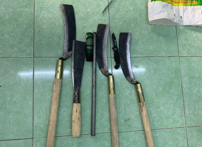 Cường Kobe tập hợp hàng chục đối tượng mang theo dao, rựa đến khu đất tranh chấp để giải quyết mâu thuẫn với nhóm Thái Bus. Đến khu đất tranh chấp, nhóm Cường Kobe không gặp nhóm Thái Bus nên đã về ăn trưa. Khoảng 14h cùng ngày, phát hiện nhóm Thái Bus quay lại khu vực tranh chấp, Cường Kobe chỉ đạo Lê Hoàng Kha, Ngô Quốc Giang (tức Giang “Thẹo”) dẫn theo 17 đối tượng đi 3 ô tô đến gặp đối thủ. (Ảnh minh họa, nguồn internet) 