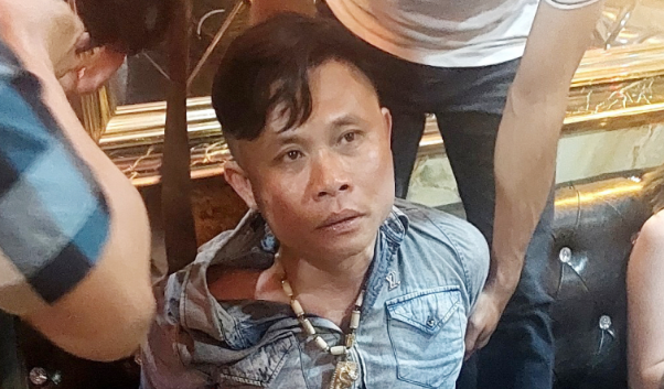 Cường Kobe có 2 tiền án về tội “mua bán trái phép chất ma túy”, 1 tiền sự “kinh doanh không phép”. Đối tượng này cũng cầm đầu băng nhóm tội phạm chuyên hoạt động bảo kê, lấn chiếm đất đai, gây ra nhiều vụ án, hành vi vi phạm pháp luật tại TP Phú Quốc. 