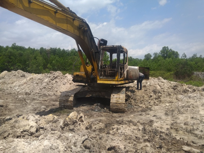 Ngoài ra, Cường Kobe còn chỉ đạo đàn em phá hủy tài sản của người khác. Theo đó, Cường Kobe thuê máy xúc của anh Lại Đình Thi (SN 1970, trú xã Dương Tơ) thi công san lấp mặt bằng công trình xây dựng. Trong quá trình thi công, Cường Kobe không ứng tiền dầu cho Thi nên 2 bên xảy ra mâu thuẫn. Bực tức, Cường Kobe gọi điện cho em ruột là Lê Hoàng Hiếu đến đốt xe của anh Thi, gây thiệt hại 290 triệu đồng. Cơ quan CSĐT Công an TP Phú Quốc đã khởi tố bị can, ra lệnh bắt bị can để tạm giam đối với Cường Kobe và Lê Hoàng Hiếu về hành vi “Huỷ hoại tài sản”. (Ảnh minh họa, nguồn internet) 