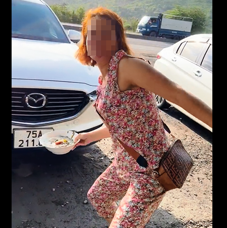  Nhà hàng tỉnh Khánh Hòa "chặt chém", dọa nạt: Ngày 6/2/2022, một nhà hàng ở đèo Rọ Tượng, huyện Ninh Hòa cũng bị một du khách "bóc phốt" trên mạng xã hội về hành vi "chặt chém". Theo vị khách, nhà hàng chỉ để tên món ăn và không niêm yết giá nên gia đình thỏa thuận 1 đĩa giá 50.000 đồng. Nhà hàng đã dọn lên 4 đĩa cơm và 1 tô canh cá ngừ. Đến khi tính tiền nhà hàng báo giá 4 đĩa cơm 200.000 đồng, 3 lon nước 60.000 đồng và tô canh 150.000 đồng. Không những vậy, chủ nhà hàng này còn có hành vi đe dọa tạt canh sau khi khách có thắc mắc. Ngày 10/2, UBND xã Ninh Ích xử phạm đối với bà Nguyễn Thu H - chủ quán Cơm Gà (đèo Rọ Tượng) 750 ngàn đồng. 