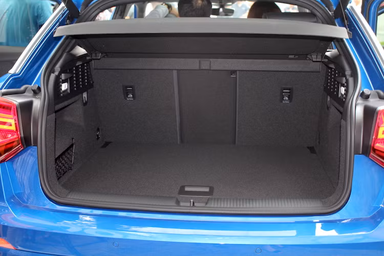 Khoang hành lý của Q2 dung tích 405 lít, và có thể mở rộng lên đến 1.050 lít khi gập hàng ghế sau. Phiên bản Q2 được bán ở Việt Nam sẽ được trang bị sẵn tùy chọn cửa sau đóng mở bằng điện tiện dụng.