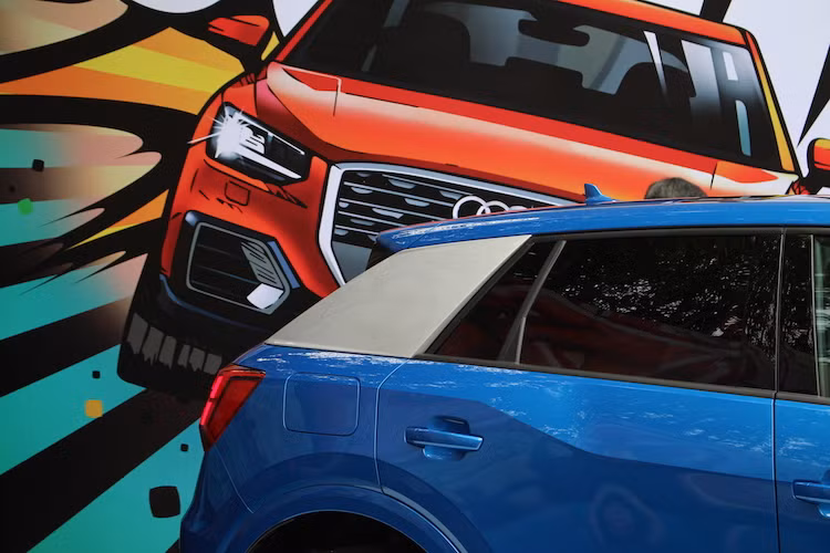 Một điểm nhấn của Q2 đó là phần ốp trang trí cột C khác màu với thân xe, được Audi mô tả như một "lưỡi dao". Khách hàng có thể lựa chọn màu sắc cho phần ốp này, cũng như màu thân xe trong bảng màu đa dạng của Audi để phù hợp với sở thích của bản thân.