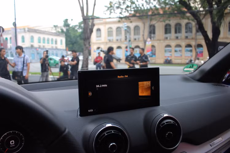 Hệ thống thông tin giải trí MMI của Audi Q2 được đặt cố định theo dạng tablet ở vị trí cao và trung tâm của bảng táp-lô. Các chức năng của hệ thống MMI có thể dễ dàng được điều khiển bởi một nút ấn/xoay, hai nút thường và hai lẫy chuyển ở bảng điều khiển trung tâm.