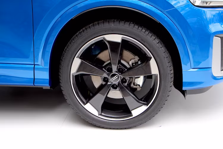 Cũng nhằm tăng tính cá nhân hóa của chiếc xe, Audi đã đưa ra hàng loạt tùy chọn mâm đúc có các kích thước từ 17 tới 19 inch cho Q2. Các vòm bánh xe nổi càng khiến Q2 trở nên mạnh mẽ hơn theo phong cách của một chiếc crossover, dù phiên bản ở Việt Nam không có hệ dẫn động quattro như nhiều dòng Q khác.