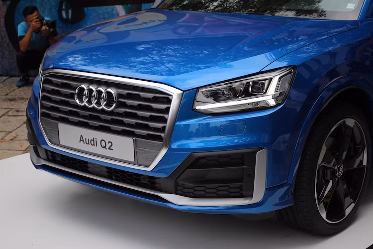 Điểm khác biệt lớn nhất của Q2 so với các mẫu xe khác thuộc dòng Q đó là lưới tản nhiệt phía trước của xe có khung tản nhiệt đơn hình bát giác thay vì lục giác quen thuộc. Chiếc Q2 được nhập về Việt Nam cũng sẽ được trang bị tùy chọn đèn pha full LED đẹp mắt và hiện đại.