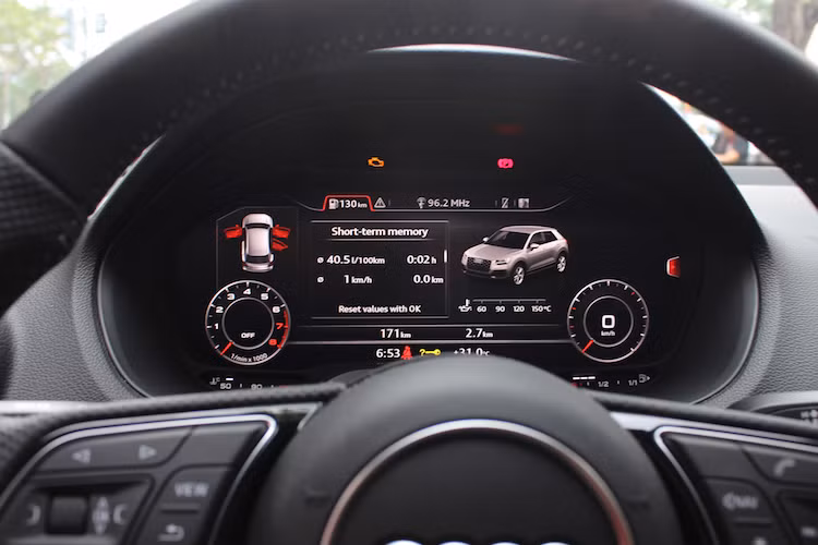 Giống như những dòng xe Audi thế hệ mới khác, Q2 cũng được bán với tùy chọn bảng đồng hồ kỹ thuật số Virtual Cockpit. Về cơ bản là một màn hình hiển thị đa thông tin, Virtual Cockpit cung cấp các thông tin về tình trạng hoạt động của xe một cách trực quan hơn tới người lái.