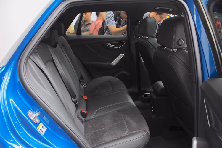 Dù có kích thước nhỏ nhất trong số các dòng SUV hay crossover của Audi nhưng Q2 vẫn có không gian tương đối rộng cho những hành khách ngồi ghế sau. Tuy nhiên, hàng ghế sau của xe không có cửa gió điều hòa độc lập ở bệ trung tâm.
