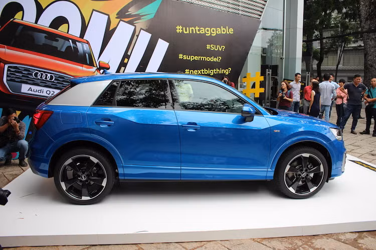 Ở hai bên thân xe, phía dưới các cửa kính là hai đường vai xe mạnh mẽ tạo nên khác biệt nửa trên và dưới. Mỗi đường gân vai xe tạo ra một mặt phẳng lõm với sáu góc khác nhau, tôn lên kiểu dáng mâm xe với phong cách quattro đặc trưng của chiếc SUV. Q2 có chiều cao 1,51 m và chiều rộng 1,79 m. Phần nhô đầu xe ngắn với chiều dài tổng thể 4,19 m và chiều dài trục cơ sở 2,60 m.