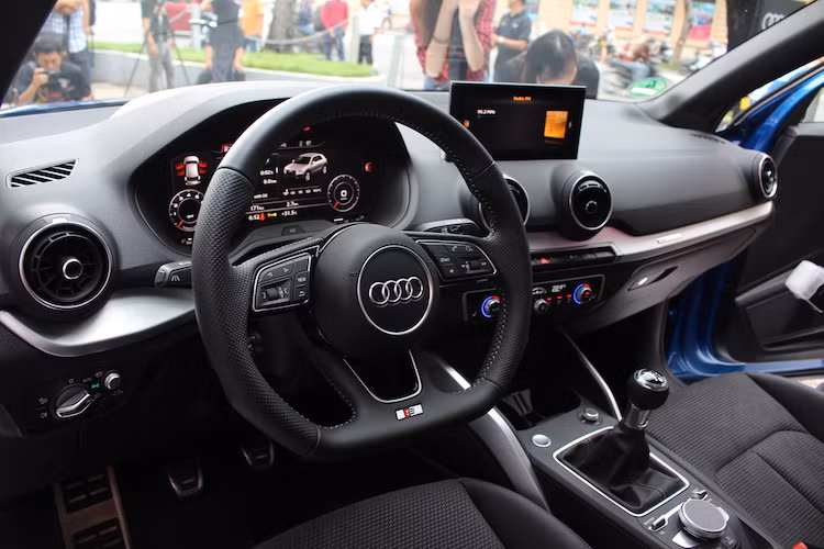 Giống như dòng TT, Q2 sở hữu nội thất mang tính tối giản, đem lại cho xe vẻ hiện đại hơn. Bốn cửa được thiết kế rộng, bảo đảm thuận tiện ra vào và tầm nhìn tốt, đặc biệt hàng ghế trước được thiết kế thể thao và có thể chỉnh điện.