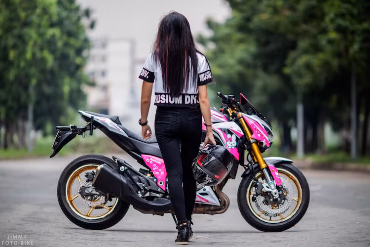 Gần đây nhất, sự lựa chọn của nữ biker Thanh Tú là một chiếc Kawasaki Z800 màu hồng nổi bật, với các họa tiết hình Hello Kitty đầy nữ tính. Trước đó, chiếc CB1000R của cô cũng đã từng được trang trí tương tự.