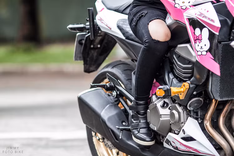 Kawasaki Z800 được coi là “đàn em” của Z1000. Thực tế, rất dễ nhầm lẫn giữa hai mẫu xe này nếu không quan sát cụm đèn chiếu sáng phía trước và cặp ống xả.