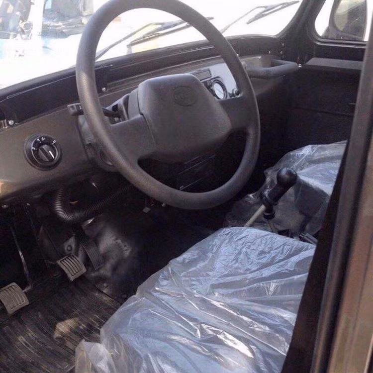 Xe có chiều dài tổng thể 4.100 mm, rộng 1.730 mm, cao 2.025 mm, chiều dài cơ sở 2.380 mm và chiều cao gầm 210 mm. Tương tự như ngoại thất, nội thất của xe vẫn cực kỳ tối giản và không có nhiều nâng cấp so với những chiếc 469 trước đây.