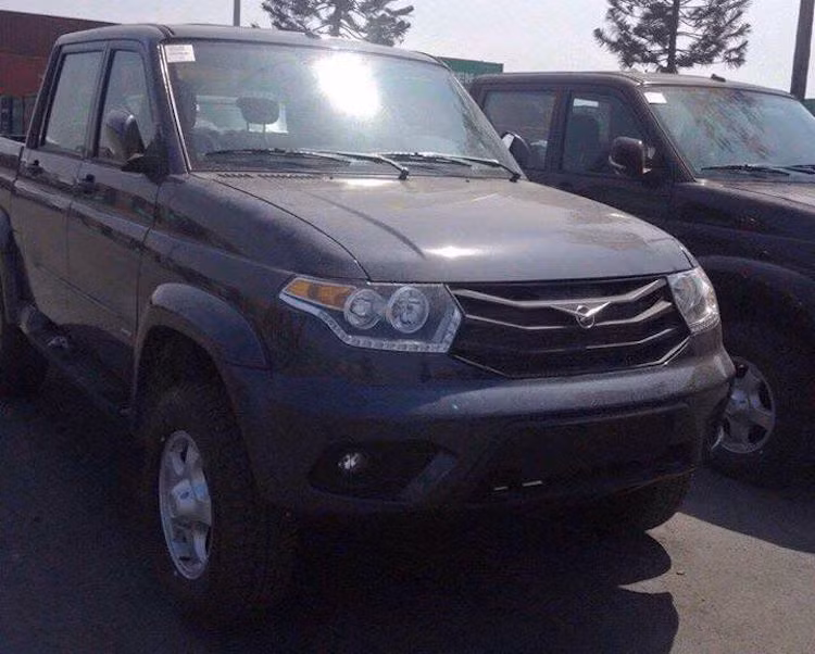 Cuối cùng, UAZ Pickup có tên đầy đủ là Patriot Pickup, chính là phiên bản bán tải của mẫu SUV Patriot nêu trên. Chính vì vậy, chiếc xe sở hữu thiết kế y hệt so với Patriot từ cột C trở lên, trong khi có phần đuôi khác biệt với thùng chở hàng.