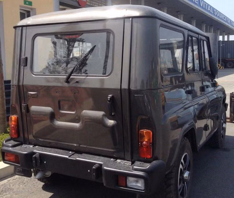 Trong số 3 mẫu xe này, chiếc UAZ Hunter là mẫu xe quen thuộc nhất với người Việt Nam khi nó chính là phiên bản nâng cấp của chiếc UAZ-469, ra đời từ năm 1971 và đã từng gắn liền với một thời kỳ dài trước khi Đất nước tiến vào thời kỳ đổi mới. So với chiếc UAZ-469 quen thuộc, Hunter chỉ có một số khác biệt ngoại thất nhỏ.