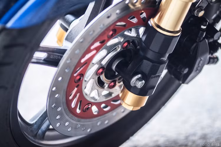 Ở bánh trước, cây phuộc nguyên bản của xe đã được thay bằng phuộc Seven Speed với vỏ ngoài màu vàng, khiến cho phần trước của chiếc PCX trở nên bắt mắt hơn.