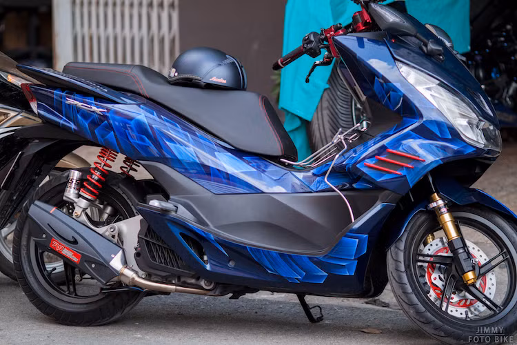 Với kiểu dáng maxi scooter, mẫu xe ga Honda PCX 125 tại Việt Nam khá "kén khách" so với các dòng xe khác của hãng. Tuy nhiên với nguồn phụ tùng nâng cấp dồi dào từ các nước Đông Nam Á khác, chiếc xe vẫn khá được dân chơi tại Việt Nam ưa chuộng.