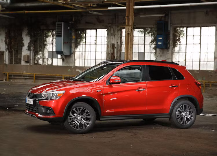 Tuy nhiên kể từ phần đầu trở đi, chiếc xe lại không có nhiều thay đổi lớn so với phiên bản hiện tại. Ở hai bên thân xe, ASX có mâm 18 inch mới cùng với gương chiếu hậu có sưởi chống hơi nước kết hợp với đèn xi-nhan LED.