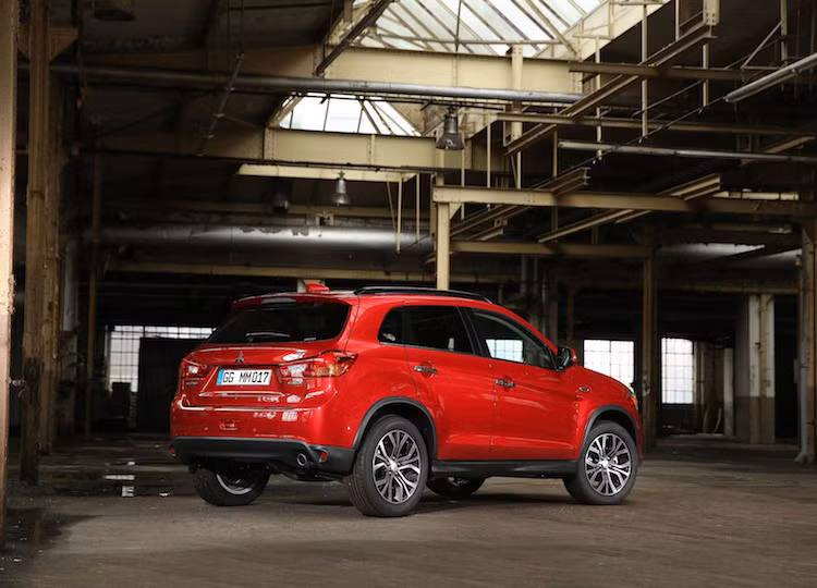 Phần đuôi của ASX 2017 cũng gần như y hệt phiên bản cũ đang được bán. Bên cạnh những điểm mới ở ngoại thất, Mitsubishi còn đưa thêm 3 tùy chọn màu sơn mới là bạc lạnh, trắng kim cương và nâu thạch anh.