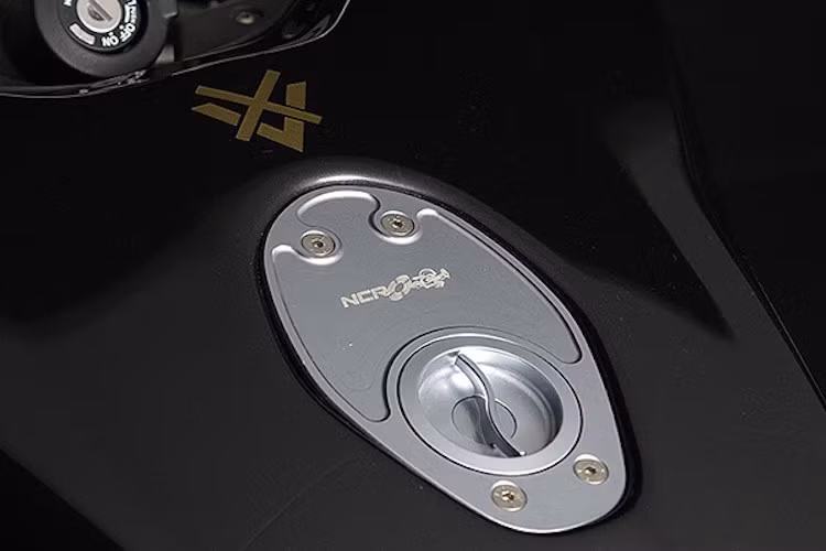 Ban đầu, Venier Custom định gò lại bình xăng; tuy nhiên sau một hồi xem xét, họ đã quyết định giữ nguyên thiết kế gốc của 999S. Do Riccardo cũng thường xuyên sử dụng chiếc xe trên đường đua nên nắp xăng của xe đã được thay bằng loại đóng mở nhanh phay nhôm CNC của NCR.