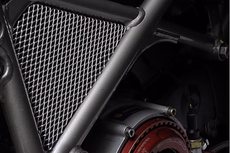 Sau khi gỡ bỏ dàn quây gió, toàn bộ khung của chiếc xe đã được gỡ hết những tai bắt ốc vốn có trên 999S, sau đó sơn lại màu xám bac nhằm tạo sự tương phản với màu sơn đen bóng của xe.