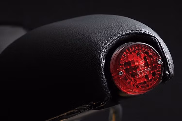 Đặc biệt, đèn hậu của xe được giấu dưới phần đuôi của yên một cách đầy tinh tế. Venier Customs đã tạo ra chi tiết này một cách rất cầu kỳ, khi phần hốc chứa đèn hậu cũng đã được xưởng bọc trong da.