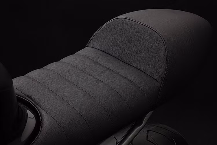 Phần khung phụ phía sau đã được thay đổi để có thể lắp một chiếc yên da với "gò" theo phong cách cafe racer cổ điển. Do 999S có dáng superbike nguyên bản nên phần đuôi này rất cao và dốc về phía trước, tạo cho xe tưu thế ngồi cực "chiến" của một chiếc streetfighter điển hình.