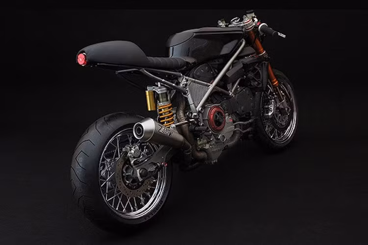 Sở hữu một chiếc 999S và thường xuyên chạy xe tại các trường đua vào cuối tuần nhưng anh Riccardo Vimercati - một nhiếp ảnh gia tại Mỹ lại đồng thời rất muốn một chiếc xe đầy phong cách để sử dụng hàng ngày. Chính vì vậy, anh đã đặt hàng xưởng Venier Customs ở New York để tạo ra một mẫu xe độ "hàng thửa" từ chiếc 999S của mình.