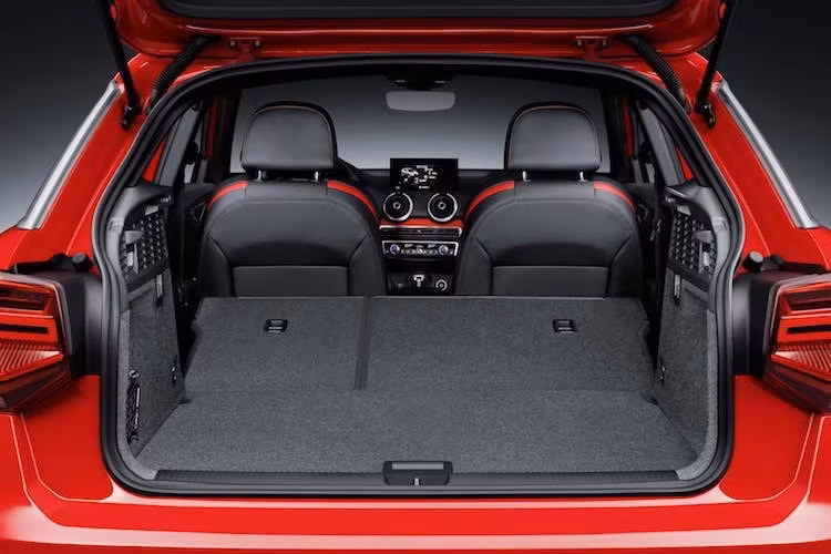 Có tổng cộng 5 chỗ ngồi, hàng ghế sau của Q2 có khả năng gập 40/60 và gập phẳng xuống sàn, tiện dụng khi cần chở các hành lý cồng kềnh.