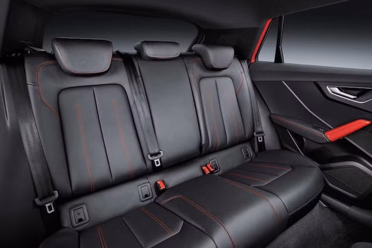 Sở hữu kích thước dài 4,19 mét, rộng 1,79 mét và cao 1,51 mét nhưng có trục cơ sở 2,6 mét - ngang với Q3 nên Q2 đem tới không gian nội thất tương đối rộng rãi.