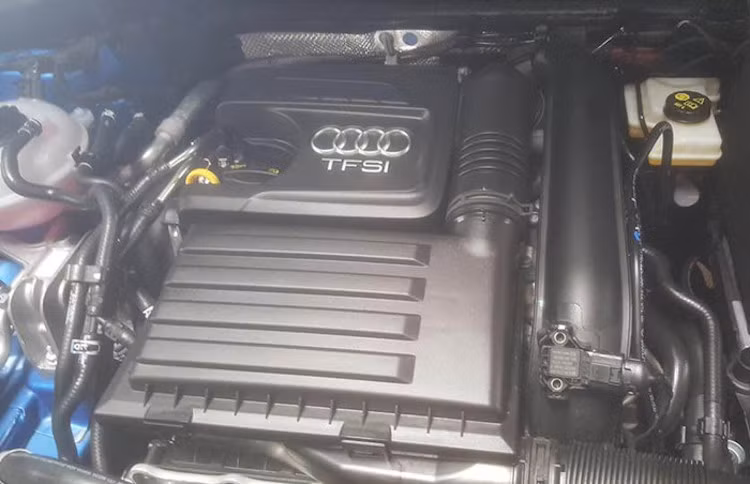 Hộp số sàn 6 cấp là trang bị chuẩn, với số tự động ly hợp kép là tùy chọn trên tất cả các phiên bản. Ngoài 2 phiên bản 2.0l cao cấp nhất có hệ dẫn động 4 bánh quattro, tất cả các bản còn lại của Q2 đều dẫn động cầu trước. Từ hình ảnh ghi lại, chiếc Q2 đầu tiên tại Việt Nam sẽ có động cơ 1.4l tăng áp với công suất tối đa 147,5 mã lực và mô-men xoắn cực đại 250 Nm.