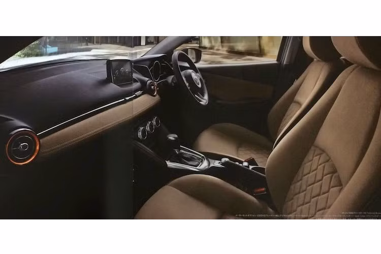 Theo catalogue của phiên bản Demio tại Nhật, xe còn có thêm một tùy chọn bọc nội thất mới là "Demio Tailored Brown" với da cao cấp màu nâu và bề mặt ghế ngồi có các hoa văn vuông đẹp mắt. Tuy nhiên hiện chưa rõ tùy chọn này có trên phiên bản Mazda 2 toàn cầu hay không.