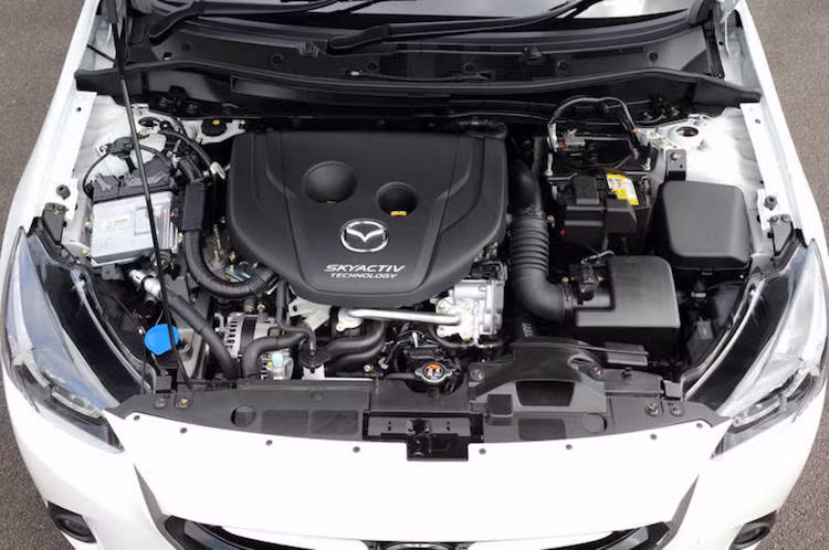 Về động cơ, Mazda 2 2017 vẫn sẽ tiếp tục giữ nguyên các phiên bản động cơ cũ, gồm xăng 4 xi-lanh SKYACTIV-G 1.5l với 2 mức công suất: 75 mã lực/135 Nm hoặc 90 mã lực/148 Nm và SKYACTIV-D 4 xi-lanh với dung tích 1.5l, công suất 105 mã lực và mô-men xoắn 250 Nm, kết hợp cùng hộp số sàn 6 cấp hoặc tự động 6 cấp.