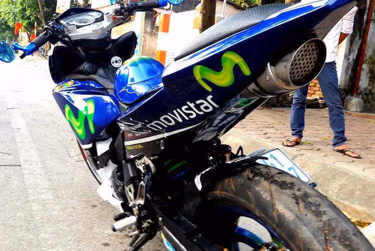 Hệ thống xả của chiếc Exciter này là "hàng thửa", với cổ pô chạy vắt lên cao và cây pô nằm dưới yên sau theo phong cách xe đua MotoGP cực "chiến". Tuy nhiên đổi lại, chiếc xe hoàn toàn không có đèn tín hiệu phía sau.