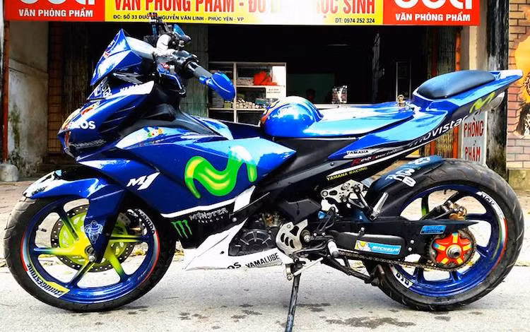 Ở hai bên thân xe, chiếc xe côn tay cỡ nhỏ Exciter 135 cũng đã được chế mủ và vuốt đuôi, thể thao hơn và hoàn toàn không còn nhận ra so với xe nguyên bản. Yên trước của xe cũng là một miếng nhựa với kiểu dáng kỳ dị và không được lót đệm. Trong khi đó, yên sau giống như trên những mẫu sportbike phân khối lớn.