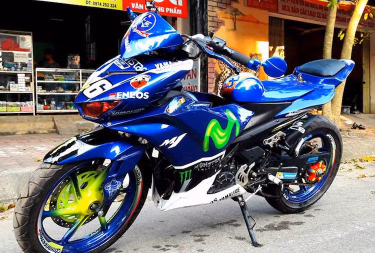 Tuy nhiên không chỉ dừng lại ở việc tạo ra một chiếc X1R "made in Việt Nam", một biker tại Vĩnh Phúc còn độ lại hoàn toàn chiếc Exciter 135 của mình với dàn vỏ chế mủ, sơn airbrush "hàng thửa". Ngay từ cái nhìn đầu tiên, có thể dễ dàng nhận ra "dàn áo" của chiếc xe đã được sơn lại theo phong cách của mẫu xe đua MotoGP Yamaha M1 thuộc đội Movistar.