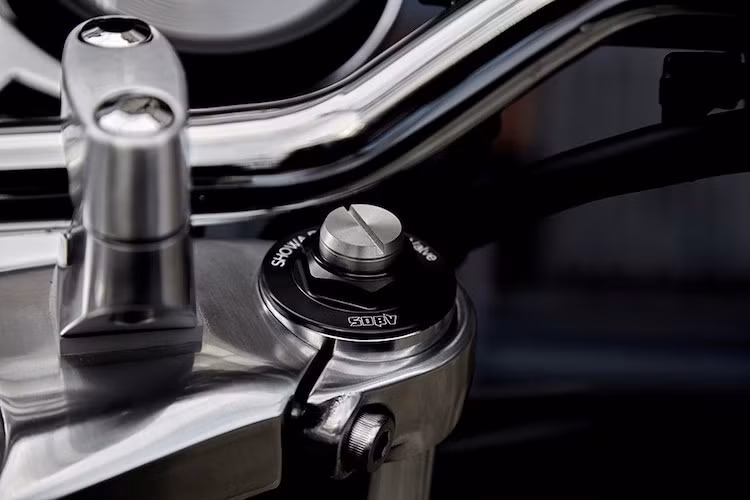 Một trong những thay đổi quan trọng nhất đó là hệ thống giảm xóc trước sau mới đều được cung cấp bởi Showa. Trong đó, cặp phuộc trước dù vẫn sở hữu dạng ống lồng thay vì USD nhưng vẫn có đường kính lớn tới 43 mm và có thể điều chỉnh được. Phuộc sau của xe có thêm bình dầu rời.