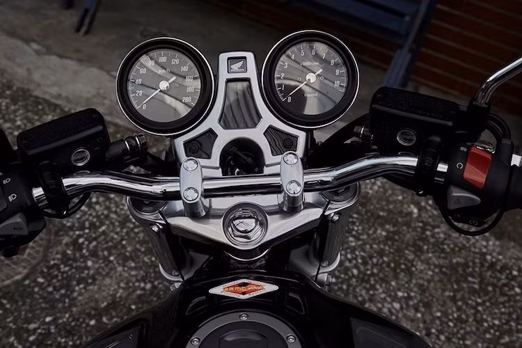 Tư thế ngồi của CB1100RS cũng trở nên thể thao hơn hẳn so với phiên bản CB1100EX với góc nghiêng giữa khung và tay lái đã được giảm đi 1 độ, đạt 26 độ để người điều khiển có thể đánh lái nhanh hơn. Đồng thời, chiều cao yên nay đã được nâng lên 795 mm và dàn để chân được bố trí lại.