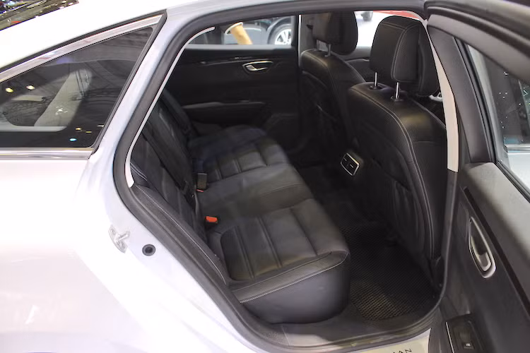 Với độ dài trục cơ sở lớn và sàn xe sâu, hàng ghế sau của Talisman khá rộng rãi ngay cả với những người có chiều cao lớn. Được chứng nhận an toàn 5 sao từ tổ chức Euro NCAP, xe còn có hệ thống nhận diện các tín hiệu giao thông (Visio system), các chế độ cảnh báo khoảng cách an toàn và phanh khẩn cấp (AEBS), tự động dừng đỗ, cảnh báo điểm mù, khởi hành ngang dốc, kiểm soát hành trình thông minh...