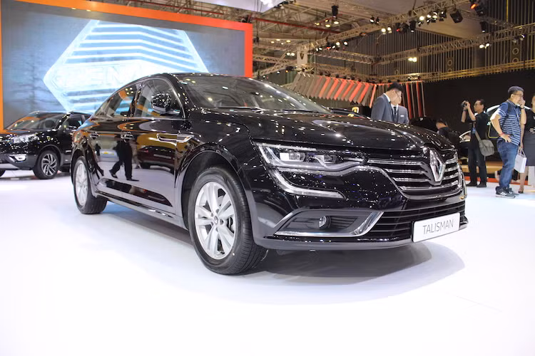 "Tâm điểm" của khu trưng bày Renault năm nay tại triển lãm VIMS 2016 là 2 chiếc sedan hạng D cao cấp Renault Talisman 2016 hoàn toàn mới. Được chính thức công bố vào tháng 7/2015, Renault đã chọn Việt Nam là quốc gia đầu tiên tại châu Á để phân phối mẫu xe này.