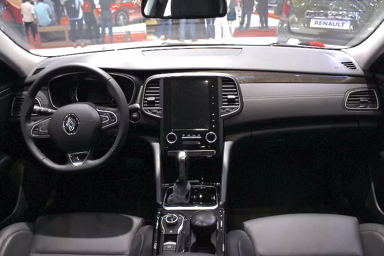 Bên trong nội thất của Talisman được thiết kế tạo cảm giác sang trọng và ấm cúng. Bảng táp-lô của xe có bề mặt rộng, trong khi bảng điều khiển trung tâm được tối giản các nút bấm, khiến cho cabin của Talisman đem tới cảm giác thoáng đãng hơn.